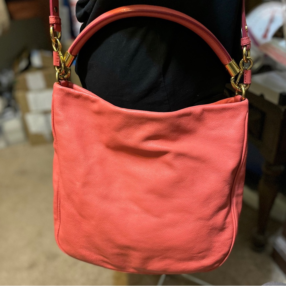 Elegant Marc Jacobs Coral Leather Shoulder Bag - Picture 3 of 13